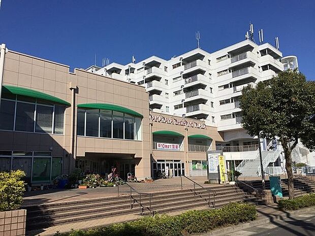 山形屋ショッピングプラザ明和店ベーカリーコーナー、お茶コーナー、衣料品販売コーナー、クリーニングコーナー、ATM設置店舗 620m