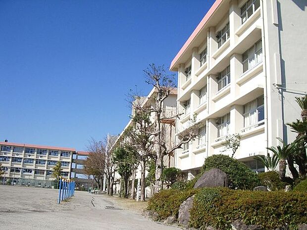 明和中学校【鹿児島市立明和中学校】は、明和2丁目に位置する1976年創立の中学校です。令和3年度の生徒数は225人で、8クラスあります。校訓は「健康・自主・奉仕」です。 340m