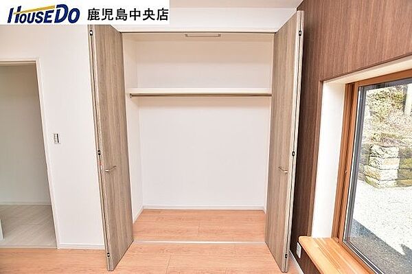 【洋室クローゼット】令和4年8月室内リフォーム済み！・クロス張替え・建具新調