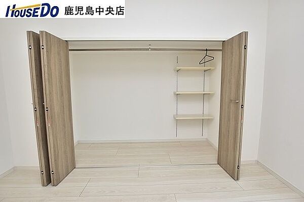 【洋室クローゼット】令和4年8月室内リフォーム済み！・クロス張替え・建具新調