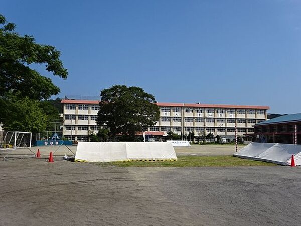 大龍小学校【鹿児島市立大龍小学校】は、大竜町に位置する1884年創立の小学校です。令和3年度の生徒数は343人で、15クラスあります。校訓は「敬天愛人　奮励努力」です。 980m