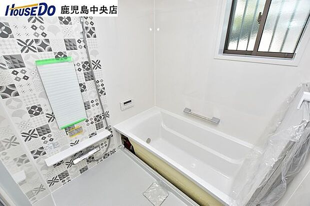 【浴室】浴室暖房乾燥機付きの浴室です！窓付きで自然換気もできます♪