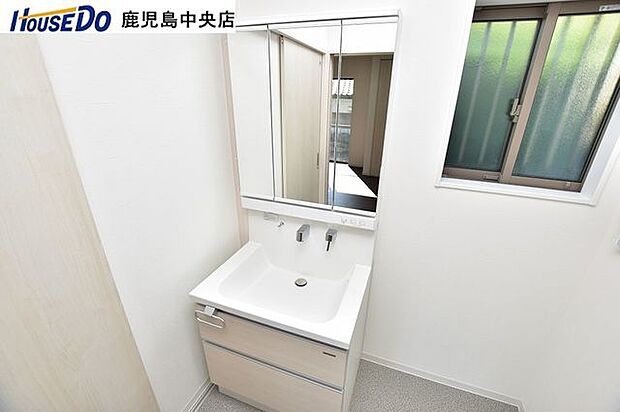 【洗面台】3面鏡の洗面台は収納が豊富です♪壁付け水栓で水垢などが付きにくい設計になっています！