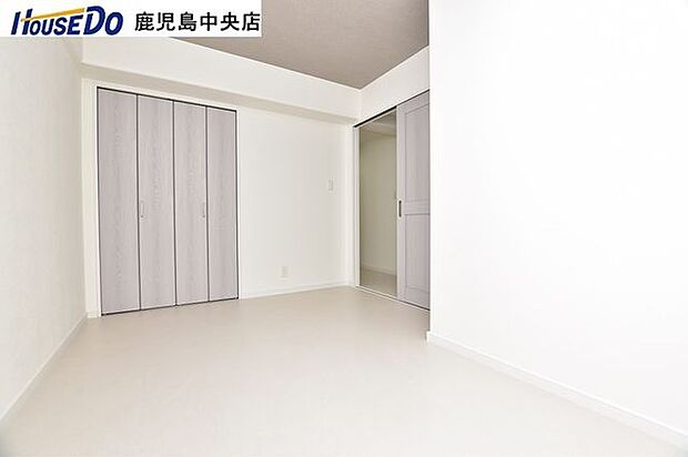 【洋室】約6.2帖の洋室です！各居室には収納を完備♪お部屋を広く使用できます♪