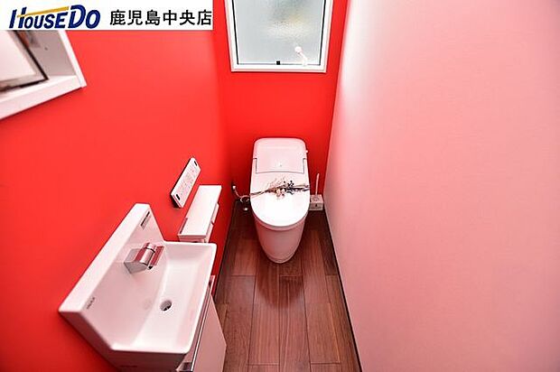 【1階トイレ】温水洗浄便座機能付きのトイレです！手洗い器付き♪