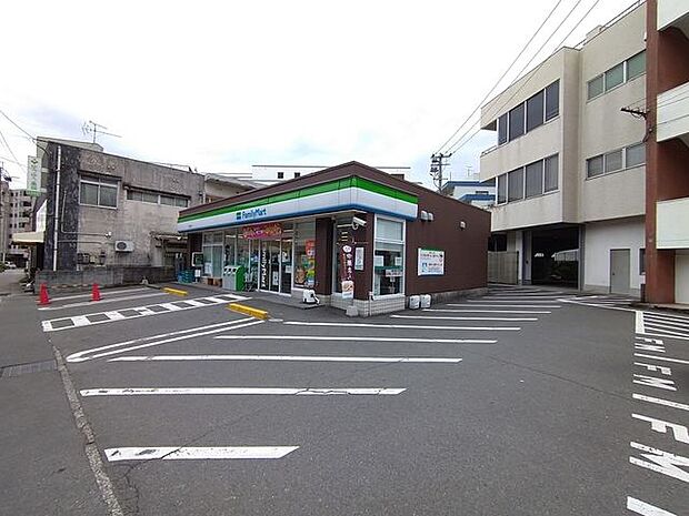 ファミリーマート長田町店【ファミリーマート長田町店】鹿児島市長田町にあるコンビニです。設備・サービス　駐車場有、ATM、マルチコピー機、たばこ、お酒 340m