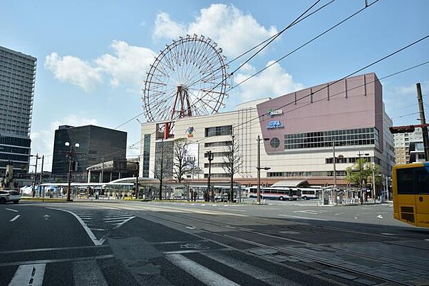 鹿児島中央駅【鹿児島中央駅】鹿児島中央駅は鹿児島市中央町にあるJR九州の駅です。市内のバス等の発着所となっているほか、路面電車の停留所もあり、鹿児島観光の拠点となっています。 880m