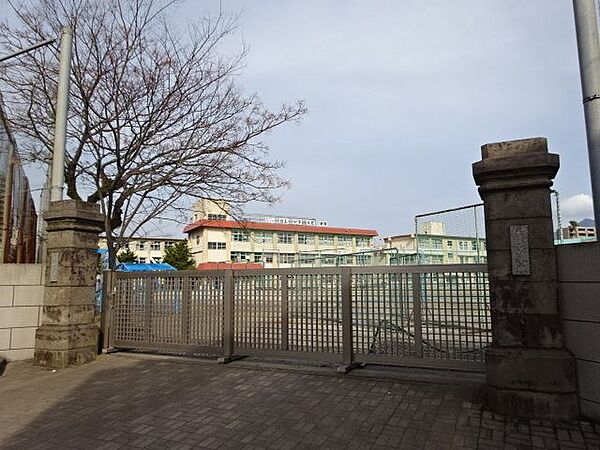 天保山中学校【鹿児島市立天保山中学校】は、下荒田2丁目に位置する1948年創立の中学校です。令和3年度の生徒数は397人で、14クラスあります。校訓は「自主・好学・友愛・健康」です。 900m
