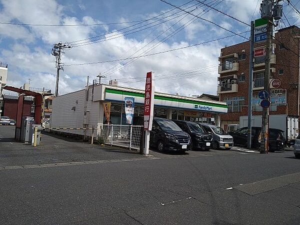 ファミリーマート平野甲突町店【ファミリーマート平野甲突店】は、鹿児島市甲突町5－16に位置する城南通り近くのコンビニエンスストアです。駐車場有、店内には鹿児島銀行のATMがあります。 230m