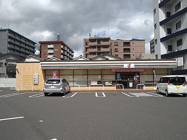 セブンイレブン甲突町店【セブンイレブン甲突町店】鹿児島市甲突町にあるコンビニエンスです。設備・サービス　駐車場あり、ATM、マルチコピー機、お会計セルフレジ、店舗留置サービス、たばこ、 250m