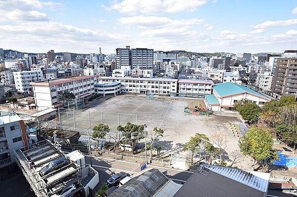 城南小学校【鹿児島市立城南小学校】は、城南町に位置する1930年創立の小学校です。令和3年度の生徒数は248人で、13クラスあります。校訓は「元気よく　なかよく　考える」です。 300m