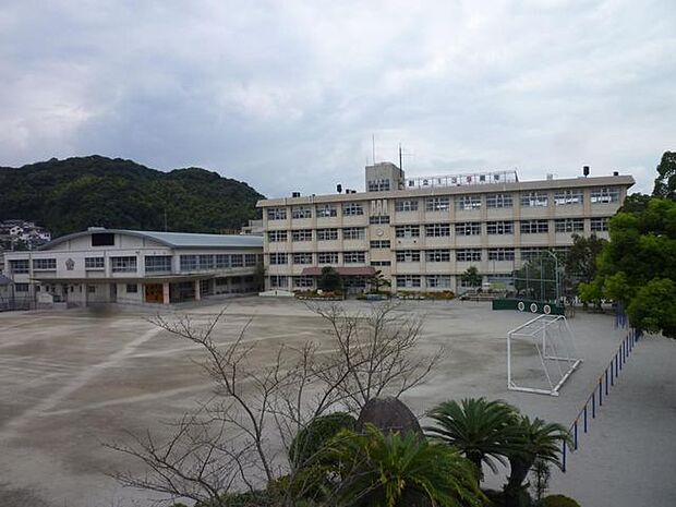 田上小学校【鹿児島市立田上小学校】は、田上5丁目に位置する1876年創立の小学校です。令和3年度の生徒数は550人で、26クラスあります。 820m