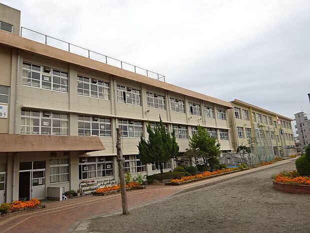 八幡小学校【鹿児島市立八幡小学校】は、下荒田3丁目に位置する1876年創立の小学校です。令和3年度の生徒数は632人で、26クラスあります。校訓は「考える　がんばる　助け合う」です。 1250m