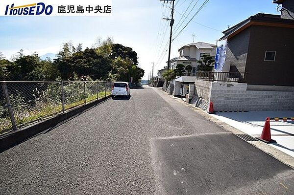 【前面道路】北東向きの前面道路幅は約6ｍと広々です♪