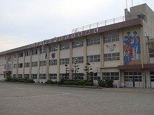 坂元台小学校【鹿児島市立坂元台小学校】は、西坂元町に位置する1985年創立の小学校です。令和3年度の生徒数は403人で、16クラスあります。校訓は「やる気　元気　根気」です。 550m