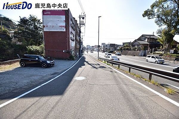 【前面道路】西向きの前面道路幅は狭い所で約6ｍです！
