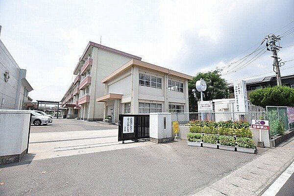 西紫原小学校【鹿児島市立西紫原小学校】は、紫原4丁目に位置する1969年創立の小学校です。令和4年度の生徒数は882人で、38クラスあります。校訓は「かしこく　やさしく　たくましく」です。 770m