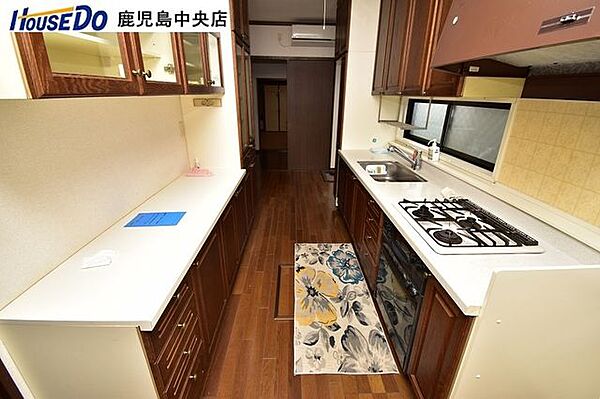 【キッチン】キッチンは玄関からの廊下と洗面所へとつながる間取りとなっています♪