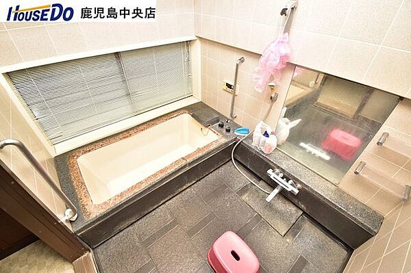 【浴室】広さのある浴室は窓付きです♪