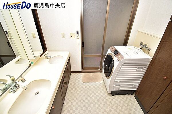 【洗面所】収納棚も備えた洗面所です♪