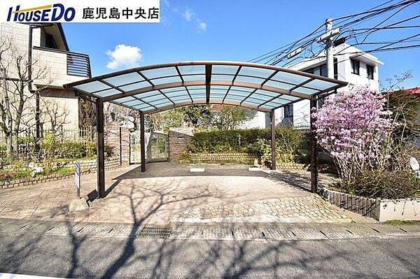 【駐車場】駐車3台分！カーポートには普通車2台分、カーポート横に軽自動車1台分駐車可能です♪