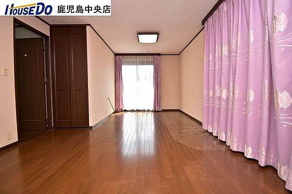 【洋室】南向きのバルコニーに面した広々としたお部屋です♪