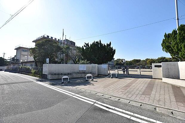 桜丘西小学校【桜丘西小学校】昭和53年開校。エリアは桜ヶ丘1から4丁目全域校訓はよく考える子　　　　思いやりのある子ねばり強い子　　　　元気な子 330m