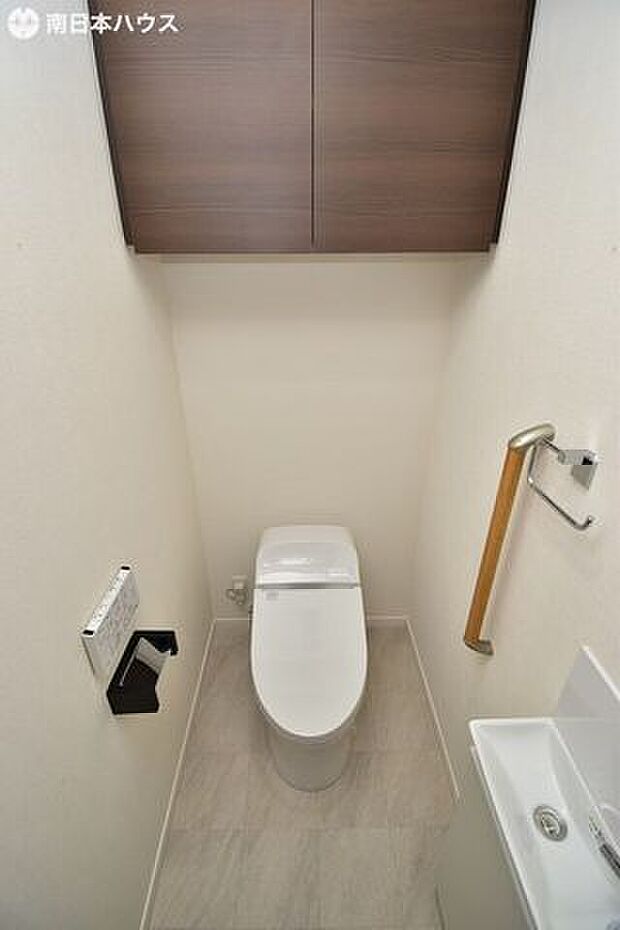 【トイレ】温水洗浄便座機能付きのトイレに手洗い器もあります♪上部には収納棚付き！