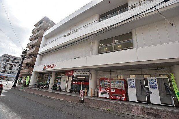 タイヨー草牟田店【タイヨー草牟田店】は、鹿児島市草牟田2丁目19番5号に位置する伊敷街道近くのスーパーです。取扱品目は主に「生鮮食品・日配品・一般食品・日用雑貨・衣料品・お酒」です。駐車場がありま…