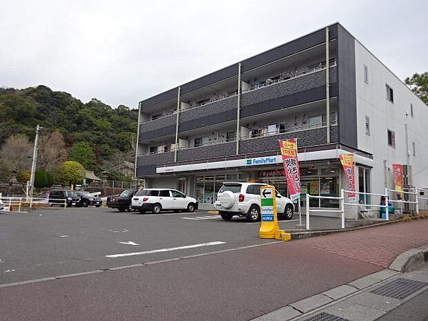 ファミリーマート護国神社前店【ファミリーマート護国神社前店】鹿児島市草牟田2丁目にあるコンビニです。サービス・設備　駐車場、鹿児島銀行ATM、コピー・FAX、イートイン、Wi-Fi、多目的 1060m