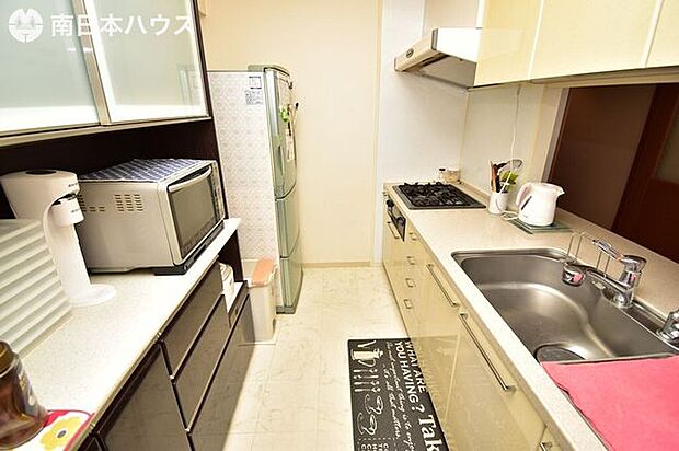 【キッチン】食器棚や冷蔵庫を置いても余裕のある調理スペースがあります♪