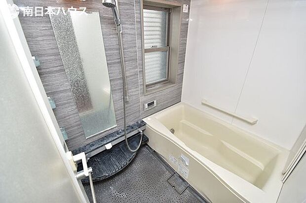 【浴室】浴室暖房乾燥機付きの浴室です！窓付きで自然換気もできます♪
