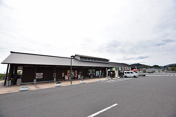 鹿児島市都市農村交流センターお茶の里【お茶の里】平成27年3月20日オープン。お茶をはじめ地元の新鮮野菜等を販売する直売所や飲食施設、茶手もみやそば打ち体験等もできる交流室、約5000m2の芝生…