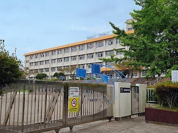 吉野東中学校【鹿児島市立吉野東中学校】は、吉野町に位置する1983年創立の中学校です。令和3年度の生徒数は476人で、16クラスあります。校訓は「礼節・勉学・錬磨・勤労」です。 1900m