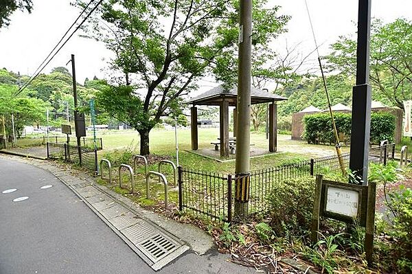 下り山ねむのき公園【下り山ねむのき公園】鹿児島市春山町2291付近にある公園です。駐車場、広場、トイレあり 1060m