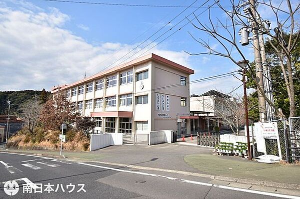 松元小学校【鹿児島市立松元小学校】は、上谷口町に位置する1876年創立の小学校です。令和3年度の生徒数は442人で、19クラスあります。校訓は「やさしく　かしこく　たくましく」です。 2200m