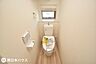 トイレ：【1階トイレ】温水洗浄便座機能付きのトイレです！小窓付きで自然換気もできます♪