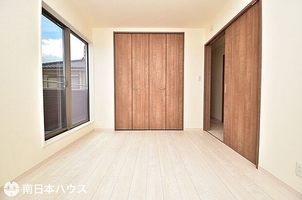 【洋室】6帖の洋室です!南向きのバルコニーに面した明るいお部屋です♪全居室収納付きです♪