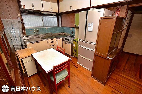 【ダイニングキッチン】お家の中心にあるダイニングキッチン！勝手口もあります♪
