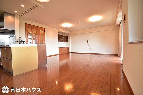 【リビング】室内の壁は調湿効果のある珪藻土で仕上げてあり快適にお過ごし頂けます♪