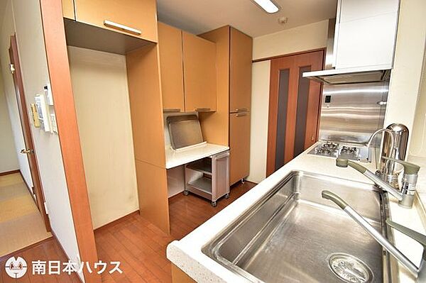 【キッチン】背面には収納棚、冷蔵庫置き場などがあります♪