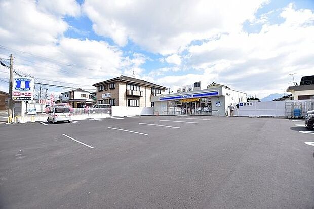 ローソン吉野菖蒲谷店【ローソン吉野菖蒲谷店】鹿児島市吉野町にあるコンビニです駐車場有り 1130m