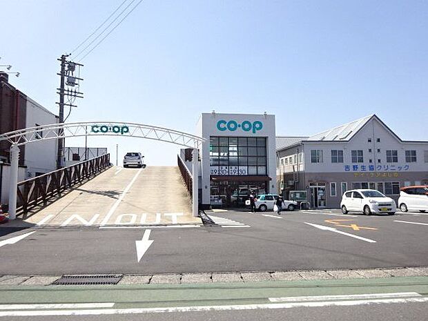 コープ吉野店【コープ吉野店】鹿児島市吉野町にあるスーパーです。営業時間 : 9:30-21:30駐車場 : 130台 (内2台は優先駐車場) 1710m