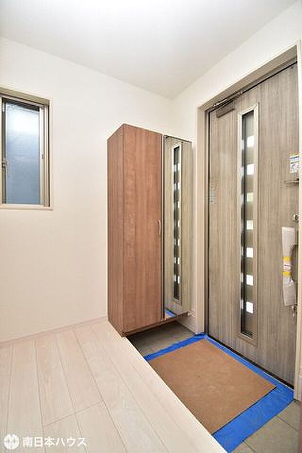 【玄関】姿見付きのシューズボックスを備えています♪玄関扉はディンプルキー、ダブルロック付き！