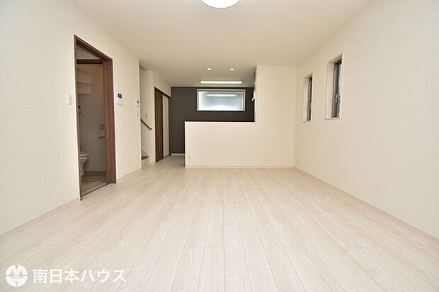 【リビング】16帖のリビングです！キッチン裏の窓は南向きなので室内も明るくなります♪