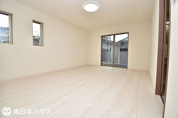 【リビング】16帖のリビングです！2面に窓があり、通風良好な室内です♪