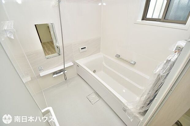 【浴室】浴室暖房乾燥機付きの浴室です！小窓付きで自然換気もできます♪広々としたスクエア浴槽♪