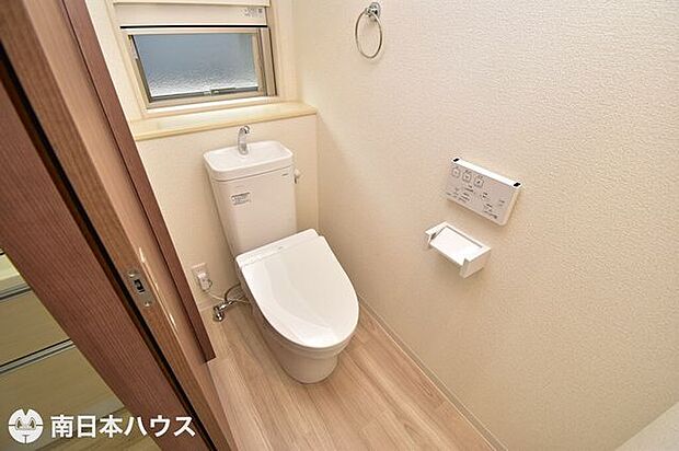 【1階トイレ】洗面所からの出入りになるトイレです！温水洗浄便座機能付き♪