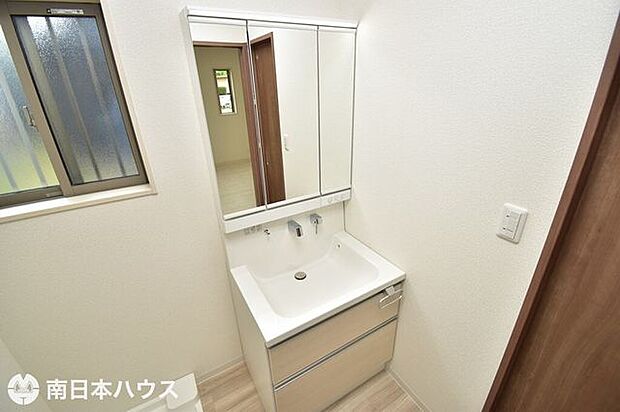 【洗面台】3面鏡の洗面台です！壁付け水栓で水垢などが付きにくい設計になっています！