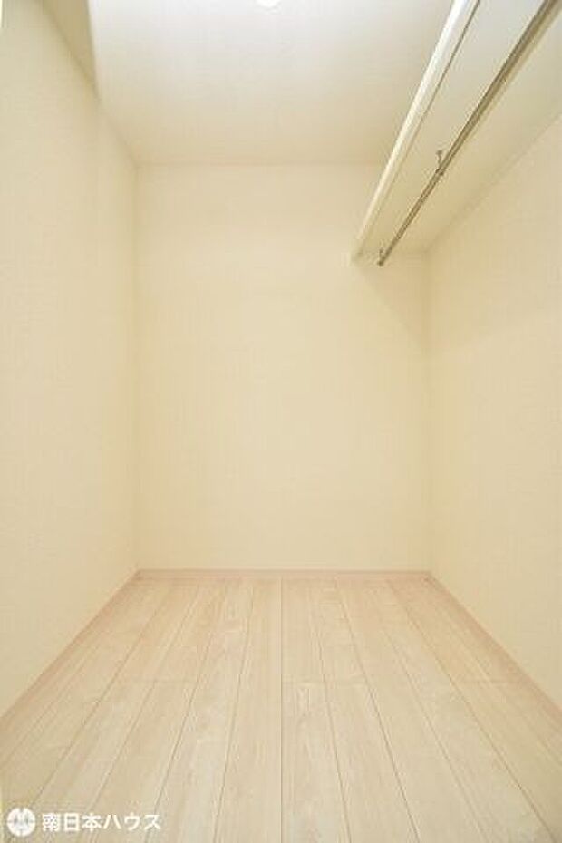 【ウォークインクローゼット】奥行きのあるクローゼットです！片側に枕棚とパイプハンガーを備えています♪